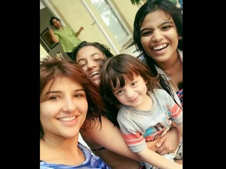 सुहाना की फ्रेंड्स के साथ कुछ यूं पोज देते नजर आए अबराम..SUPER CUTE