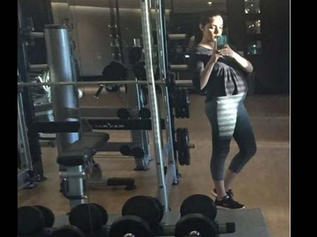 बेबी बंप के साथ सेलिना जेटली की शानदार सेल्फी..जुड़वा बच्चों की बनने वाली हैं मां