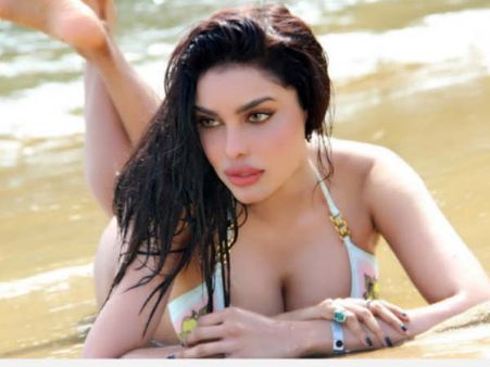 ADULT एक्ट्रेस ने शेयर कीं सुपर S*XY तस्वीरें..पानी में लेट कर दिखाया सबकुछ..PICTURES