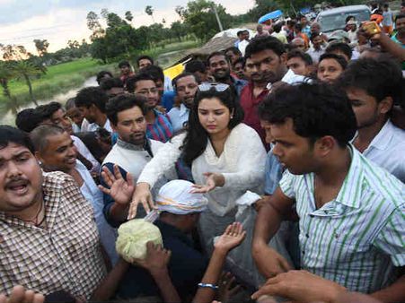 बाढ़ पीड़ितों की मदद के लिए पहुंचे निरहुआ और आम्रपाली दुबे
