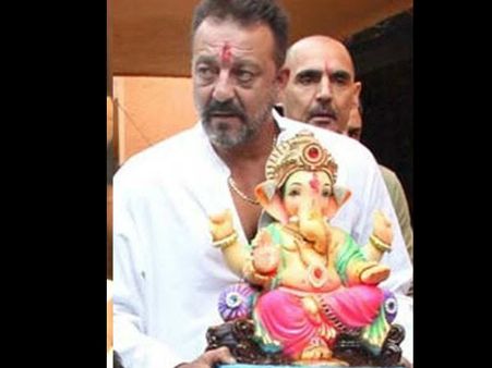 ना शाहरूख....ना सलमान...इस मामले में केवल बाबा हैं TOP CLASS!