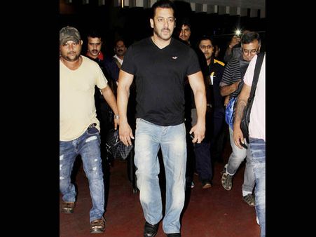 भारत लौटे सलमान खान..एयरपोर्ट पर शानदार लुक में आए नजर