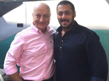 ये है सलमान का अंदाज..आईफा के दौरान अनुपम खेर पड़े बीमार..यूं की मदद