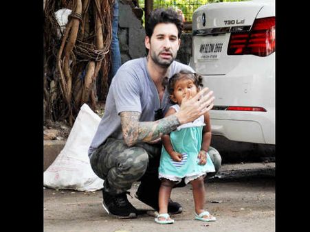 सनी लियोन की बेटी पहली बार आई नजर..पापा के साथ यूं कर रही थीं मस्ती