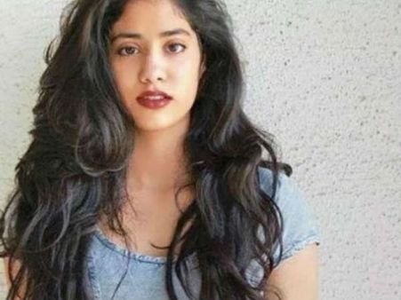 धमाकेदार डेब्यू के लिए तैयार जाह्नवी कपूर .. सुपरहिट REMAKE के साथ.. FINAL