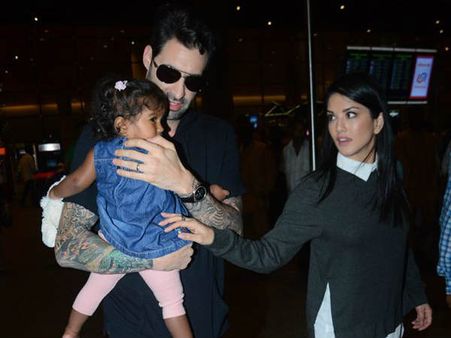 सनी और डेनियल बेटी निशा के साथ आए नजर..तस्वीर