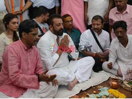 संजय दत्त ने वाराणसी में किया माता-पिता का पिंडदान..कुछ यूं आए नजर