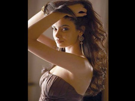 सीधी-सादी लड़की.. कभी आर्मी ऑफिसर.. जेल में कैदी से रोमांस.. शाहरुख-सलमान सतर्क हो जाओ