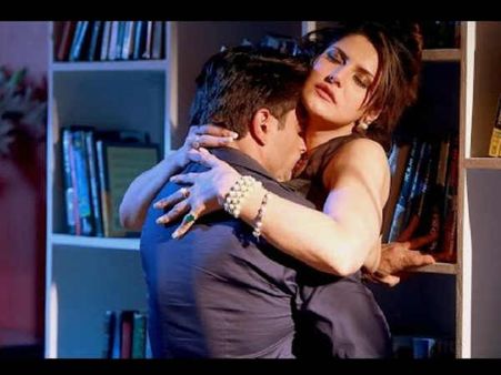 10 साल छोटी एक्ट्रेस के साथ S*X सीन.. मां को दिखाया VIDEO.. अकेले में देखें तस्वीरें