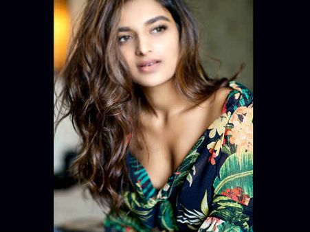 सोते हुए खिसकी एक्ट्रेस की टी-शर्ट.. दिख गया सबकुछ.. सामने आई तस्वीर.. भद्दे कमेंट्स