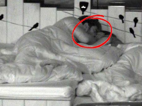 18+.. बिस्तर में इंटीमेट होते पकड़ा गया.. कोई कर रहा था SMOOCH.. सरेआम दिखा VIDEO