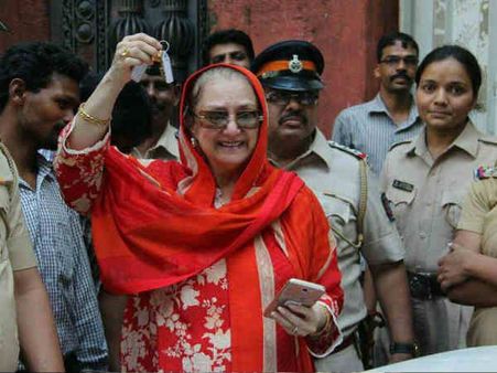 दिलीप कुमार ने जीता केस..खुश नजर आईं सायरा बानो