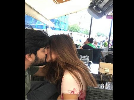 पति के साथ इस एक्ट्रेस ने शेयर की लिपलॉक की तस्वीर...HOT