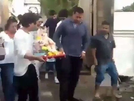 परिवार के साथ शाहरुख खान नजर आए..धूमधाम से किया गणपति का विसर्जन