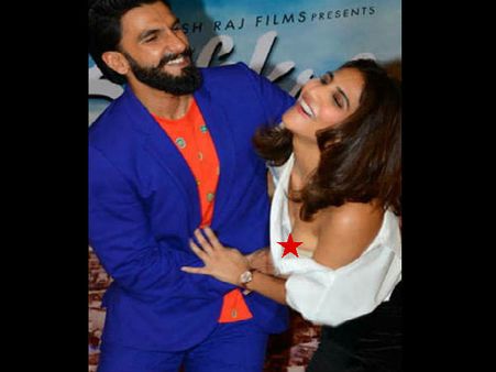 खिसक गया टॉप.. सबके सामने झुकी एक्ट्रेस.. दिख गया सबकुछ.. बेशर्मी भरी PICS