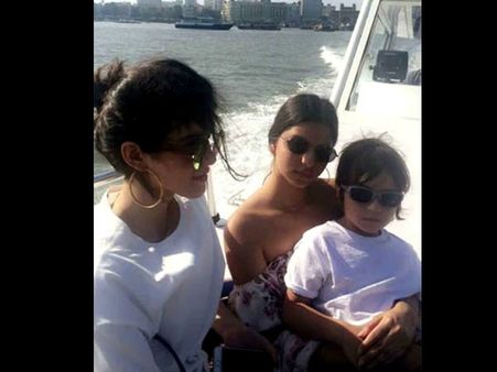 सुहाना के साथ कुछ यूं मस्ती करते नजर आए अबराम..CUTE