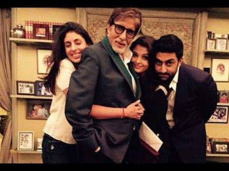 जन्मदिन पर खास..अमिताभ को HUG करती श्वेता और ऐश्वर्या राय...तस्वीर VIRAL