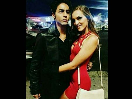 Mystery Woman के साथ दिखे आर्यन खान..आप भी देखिए तस्वीर