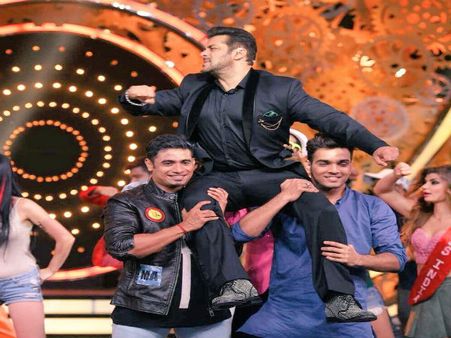 CONFIRM..हिना खान..अंगूरी भाभी के साथ ..ये हैं BIGG BOSS 11 के तूफानी कंटेस्टेंट ..VIDEO