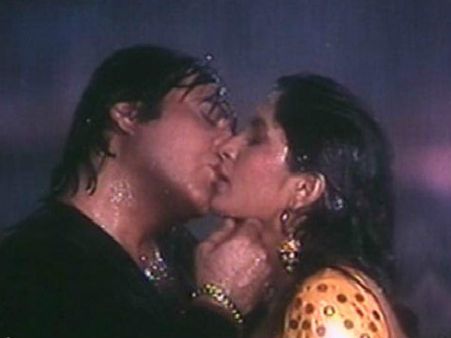 18+.. S*X सीन के दौरान हुए बेकाबू.. एक्ट्रेस को करते रहे KISS.. सबके सामने न देखें ये PICS