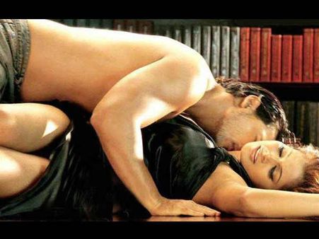 18+ warning.. कभी छत पर.. कभी कार में किया S*X..फिल्मों के ऐसे सीन अकेले में देखें