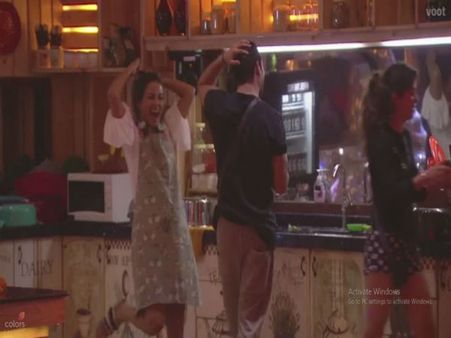 BIGG BOSS: कल सलमान खान कपड़े उतारेगा तुम्हारी..हिना खान..वीडियो VIRAL