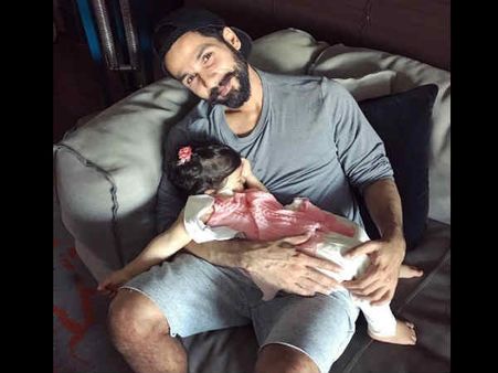 DADDY'S GIRL : शाहिद की गोद में मीशा की इस तस्वीर को आप देखते रह जाएंगे