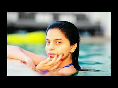 पूल में कुछ इस अंदाज में नजर आईं शाहरुख खान की बेटी सुहाना खान