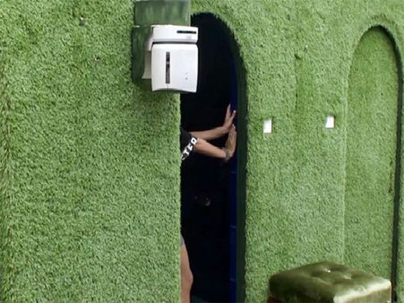 BIGG BOSS:कमरा बंद..इस कपल ने की ऐसी हरकत..SHAME..तस्वीरें VIRAL