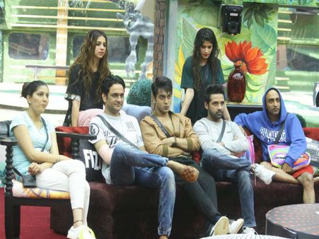 BIGG BOSS: सपना चौधरी..मुझे आंखें सेकनी है..बिकिनी की DEMAND..वीडियो VIRAL