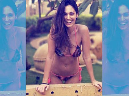 HotPics: इस सुपरस्टार का बिकीनी फोटोशूट और जम जमकर गालियां