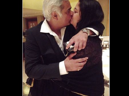 Shock.. 49 साल में रोमैंस.. किया Lip Lock.. लोगों ने कहा आंख खोलकर KISS?