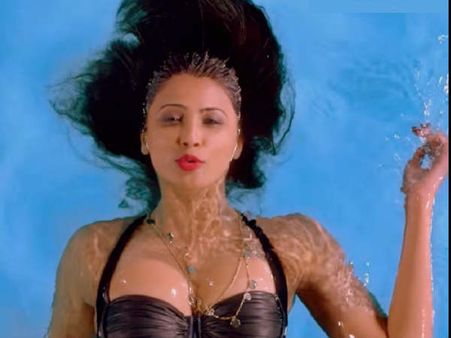 1..2 नहीं 10 बार उतार दिए कपड़े.. नहीं मिली ब्लॉकबस्टर.. काम नहीं आई बोल्डनेस..PICS