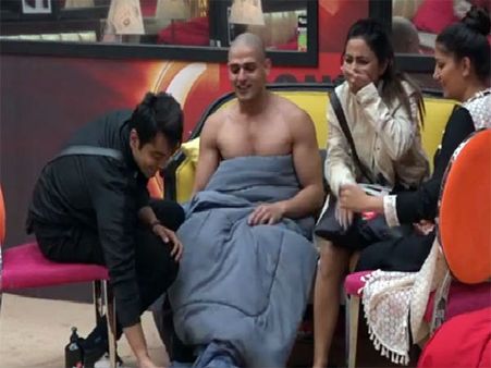 BIGG BOSS 11..हिना खान के सामने ये कंटेस्टेंट हो गया NUDE..तस्वीरें VIRAL..