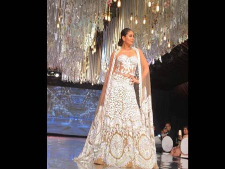 एक बार दिखा करीना का जलवा..उनसे बेहतर SHOW STOPPER कोई नहीं
