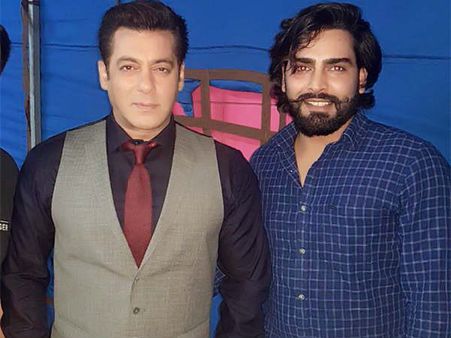 OUCH.. 'रेस 3' के सेट से.. सलमान खान का लुक हुआ LEAK.. हैरान रह जाएंगे!