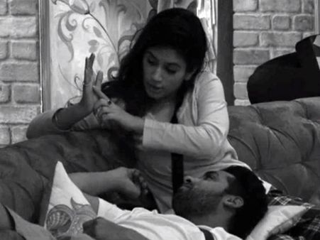 BIGG BOSS 11 के इस कपल ने की सारी हदें पार..कपड़े उतारने को तैयार..वीडियो VIRAL