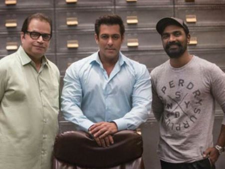 लीजिए...छोटी सी झलक के बाद...सलमान खान की रेस 3 का FIRST LOOK!
