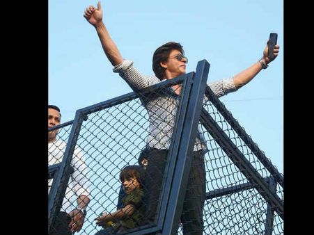 B'Day..शाहरुख ने अबराम के साथ कुछ इस अंदाज़ में किया फैन्स को शुक्रिया