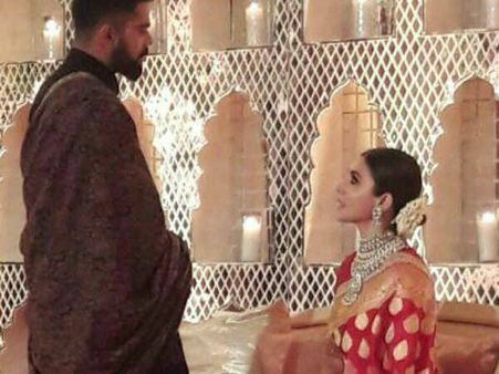 #ShaadiShuru: स्टेज पर ही शुरू हो गई विराट - अनुष्का की मियां-बीवी वाली खिटिर पिटिर