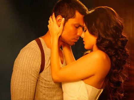 18+ ऐसी जगह शूट हुए ये इंटीमेट सीन.. जानकर चौंक जाएंगे आप.. देखें Pics
