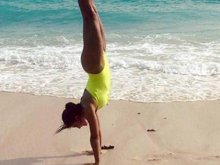 बीच पर वर्कआउट करती जैकलिन की फोटो वायरल...देख कर दंग रह जाएंगे आप