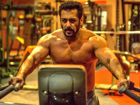 BOX OFFICE: 2017 में शाहरूख से पीछे ही रह गए सलमान