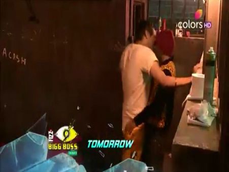 BIGG BOSS: विकास ने आकाश को किया KISS..हाथापाई..चौंकाने वाला 3 VIDEO