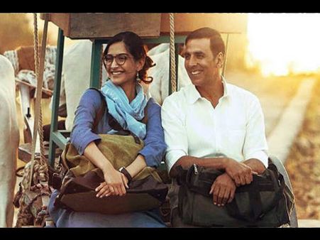 अक्षय कुमार की भी टीचर बनीं सोनम कपूर..सीखा रही हैं कुछ इस तरह