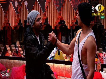 BIGG BOSS: रोमांस करते हुए इस कंटेस्टेंट ने की सारी हदें पार..ऐसी तस्वीरें VIRAL