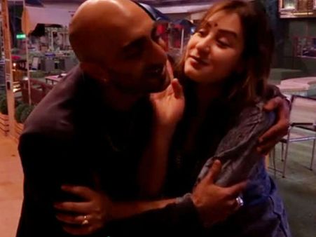 BIGG BOSS: आकाश ने की शिल्पा शिंदे के साथ ''गंदी हरकत''..वीडियो VIRAL