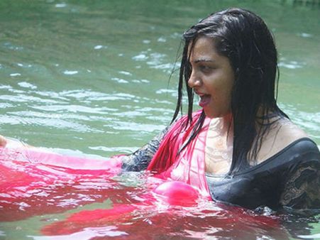 BIGG BOSS: अर्शी खान का सेक्सी VIDEO वायरल..अकेले में देखें ये मस्त मस्त..