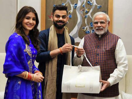JUST IN: ससुराल पहुंचते ही मिस्टर और मिसेज़ विराट कोहली ने किसे दिया रिसेप्शन कार्ड