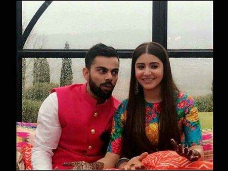 #SupercutePics: मेहंदी लगवाती अनुष्का को ऐसे ताड़ रहे थे विराट कोहली!